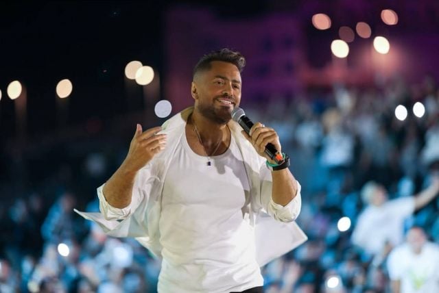 تامر حسني يشارك أسماء جلال الغناء بعد تعافيه من أزمته الصحية (فيديو)