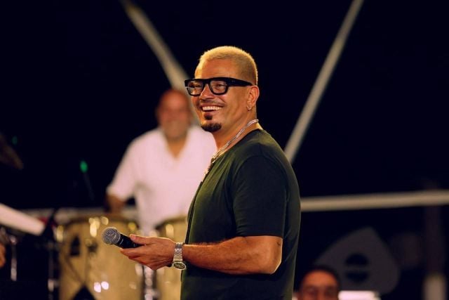 عمرو دياب يشعل حماس الجمهور القطري بكلاسيكيات أغنياته (صور)