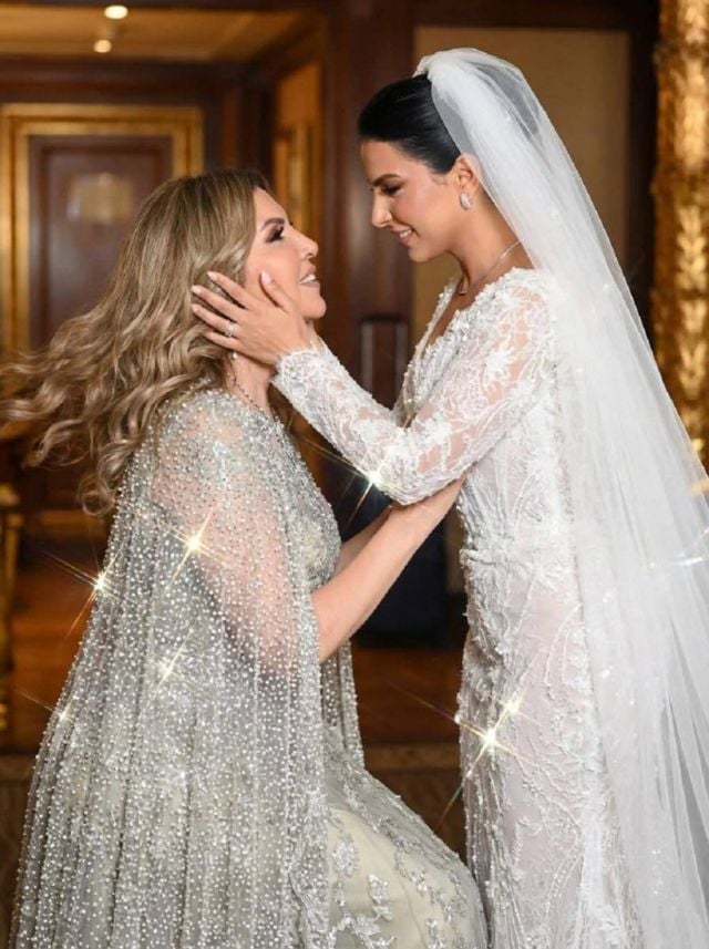 نادية مصطفى والعروس في جلسة تصويرية