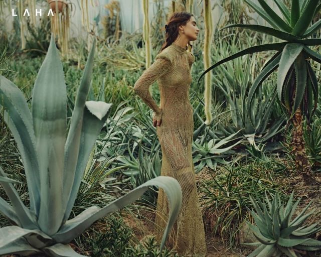 أقراط، إكسسوار للشعر على شكل Bow باللون الأسود، فستان ذهبي، وحذاء D-Illusion من Dior