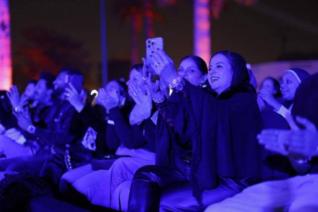 الجمهور يتفاعل مع غناء آمال ماهر