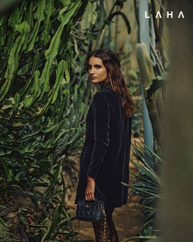 أقراط، إكسسوار للشعر على شكل Bow باللون الأسود، فستان مخمل أسود، حقيبة Dior Jolie وحذاء Naughtily-D من Dior 