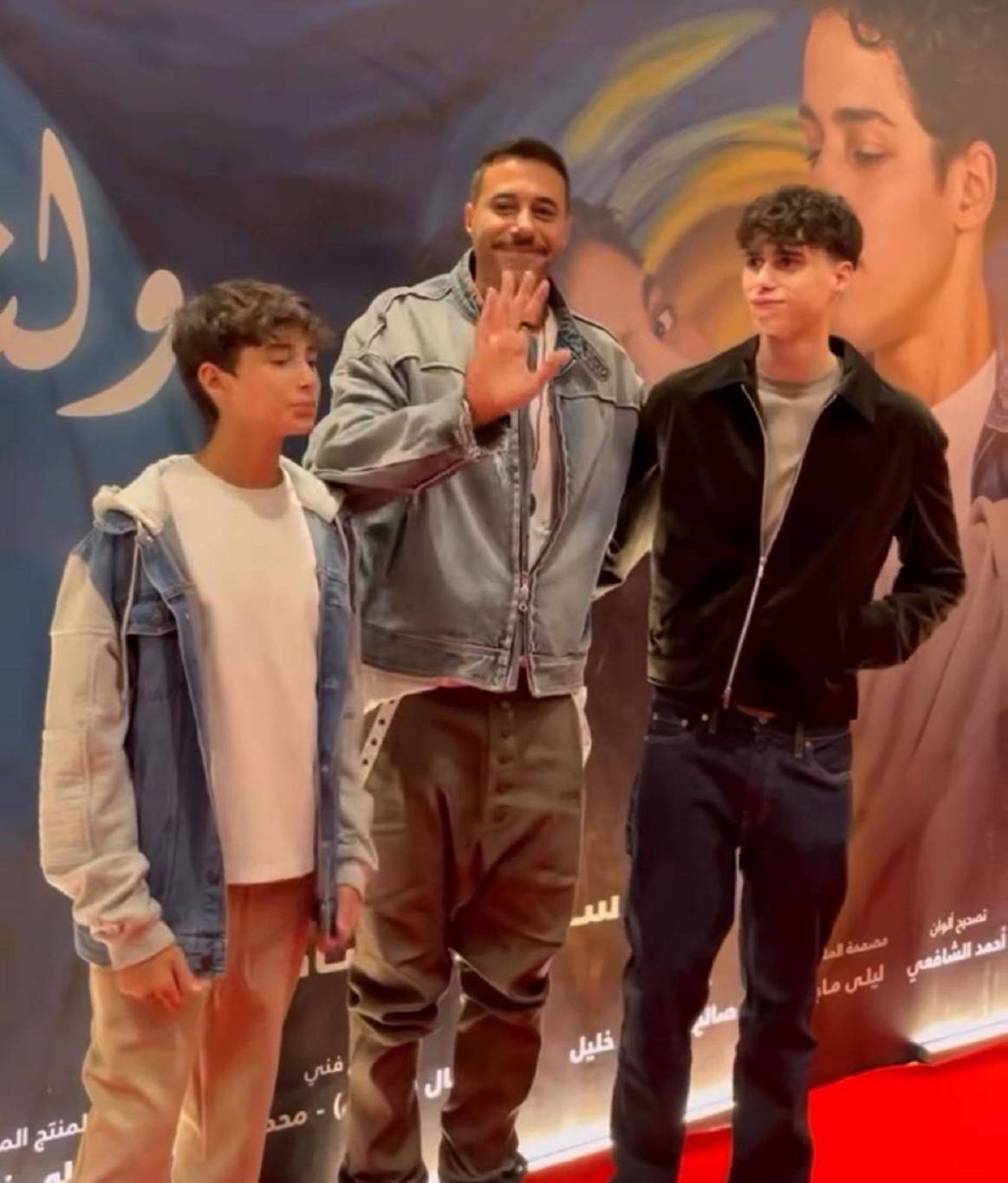 في ظهور نادر... نجلا أحمد السعدني يساندان والدهما في العرض الخاص لفيلمه (فيديو وصور)