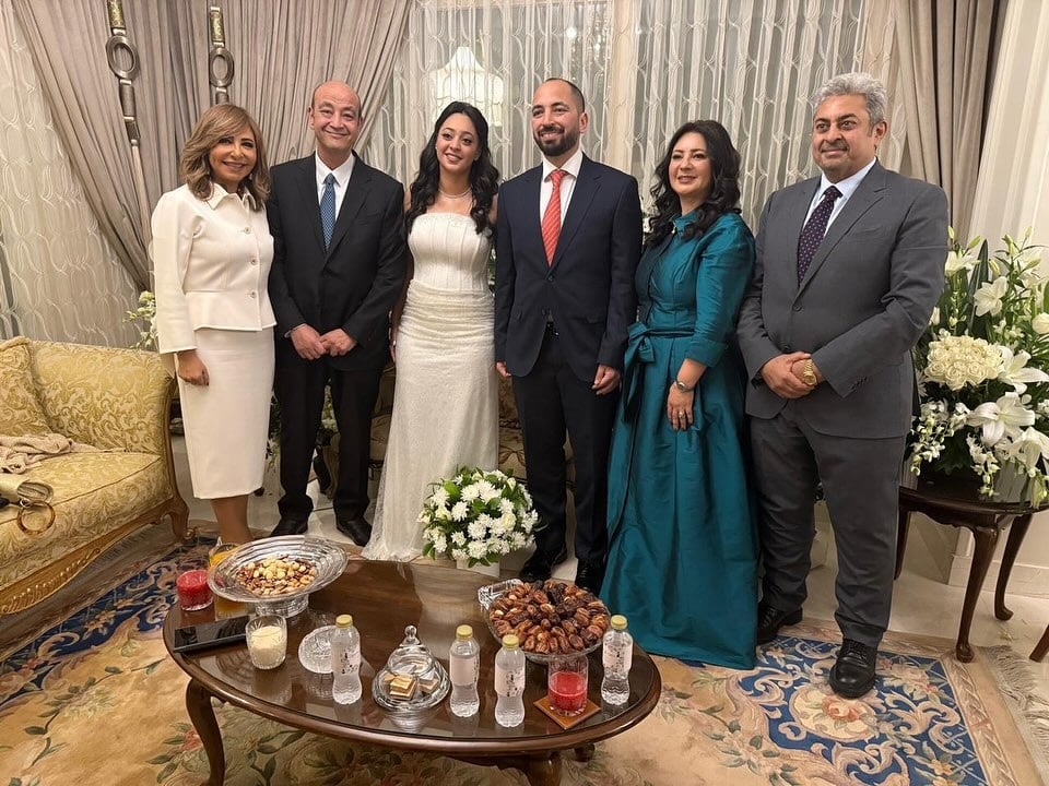 عائلتا العروسين في صورة عائلية