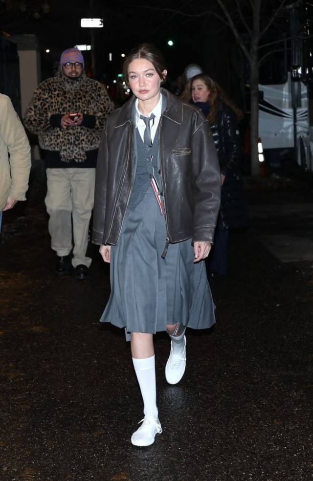 جيجي حديد بالسترة الجلدية