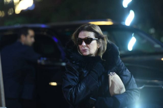 يسرا لحظة وصولها العزاء