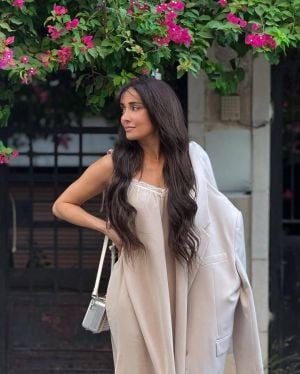 كندة حنا تتألق يوم ميلادها بتنورة قصيرة 