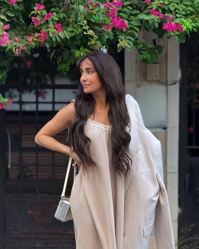 كندة حنا تتألق يوم ميلادها بتنورة قصيرة 