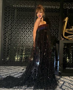 ميريام فارس تتأق بفستان مبتكَر بصيحات متنوعة