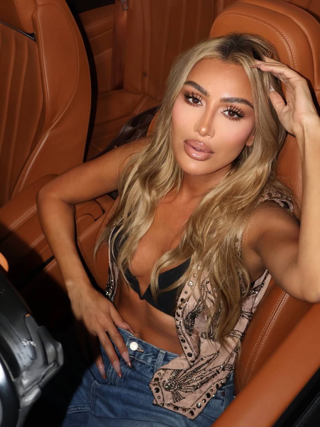 مايا دياب جريئة بإطلالة كاجوال مكشوفة