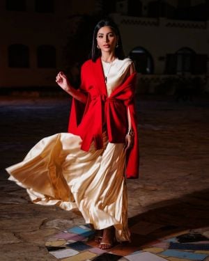 تألّقي بأسلوب مهيرة عبد العزيز في أعياد نهاية العام