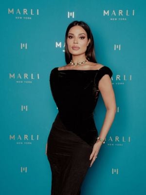 نادين نسيب نجيم تتألق بصيحة "الكولون" المخرم