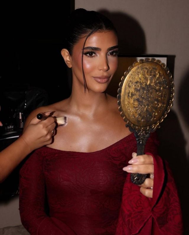 ريم سامي تتألق بفستان أنيق من الدانتيل الشفاف 