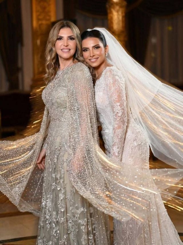 نادية مصطفى وابنتها في جلسة تصويرية