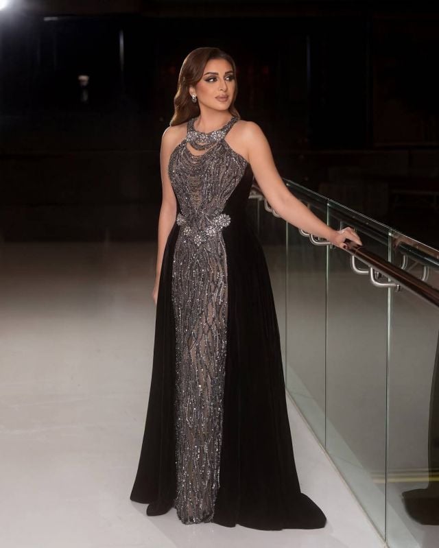 أنغام تعدّل بفستانها الأسود ليصبح أكثر احتشاماً