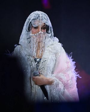 هيفاء وهبي بالبرقع وأجواء التراث السعودي في الرياض