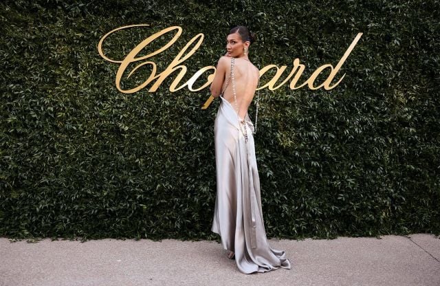 بيلا حديد وشوبارد: حكاية بريق تعيد تعريف الأناقة الراقية