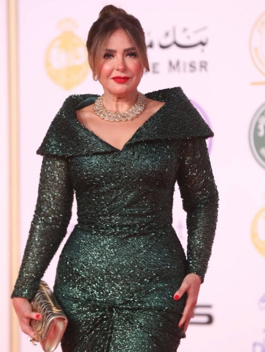 صابرين ترد على منتقدي تجسيد منى زكي لـ