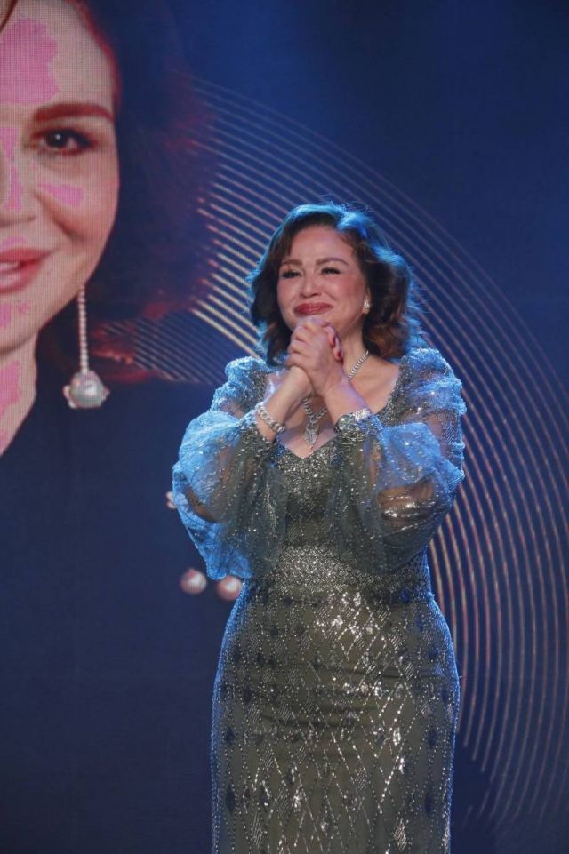 إلهام شاهين تحيّي الجمهور وتبكي لحظة التكريم