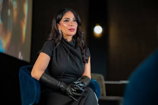 منى زكي تبدأ جولتها الخليجية لعرض فيلم 