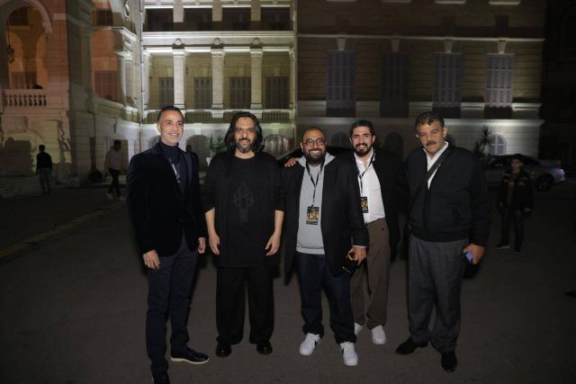 بهاء سلطان مع منظمي الحفل قبل صعوده على المسرح