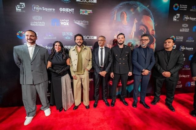 ويجز مع منى زكي وأبطال الفيلم