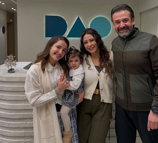 كريم عبد العزيز وزوجته هايدي سرور مع شام الذهبي وابنتها