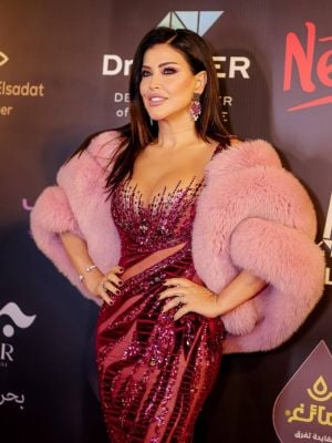 جومانا مراد تسقط على السجادة الحمراء بسبب الحذاء وتتعرض لموقف محرج (فيديو)