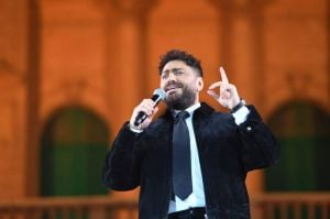 تامر حسني يتلقى استقبالاً كبيراً في أحدث حفلاته بعد الأزمة الصحية (صور)