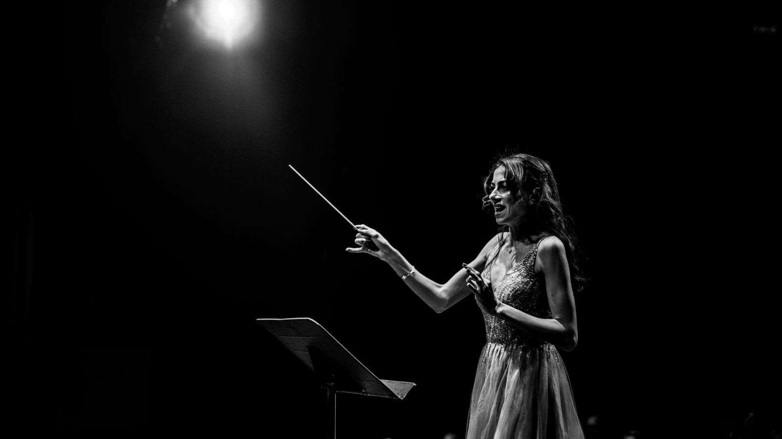 أمل القرمازي تقود "مزيكا" أمل القرمازي تقود "مزيكا"