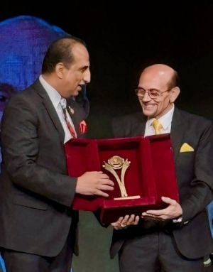 محمد صبحي ينال وسام التفرّد من "اتحاد المبدعين العرب" ويعلّق