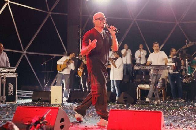 النجم عمرو دياب يغني على المسرح