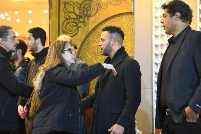 دنيا عبد العزيز وزوجها يعزّيان عمر متولي ومحمد إمام