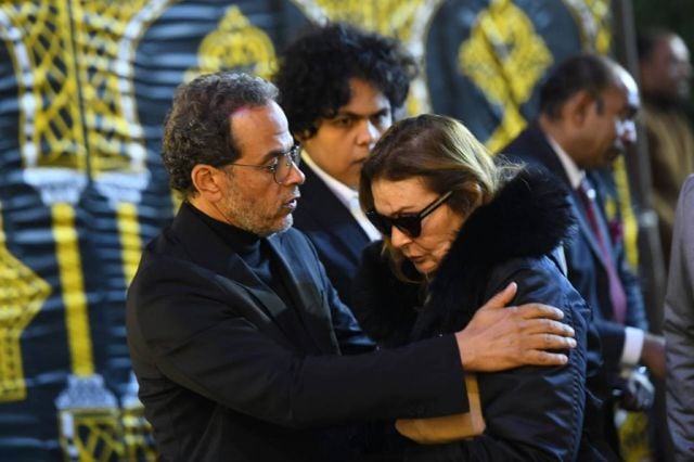 يسرا تقدّم واجب العزاء