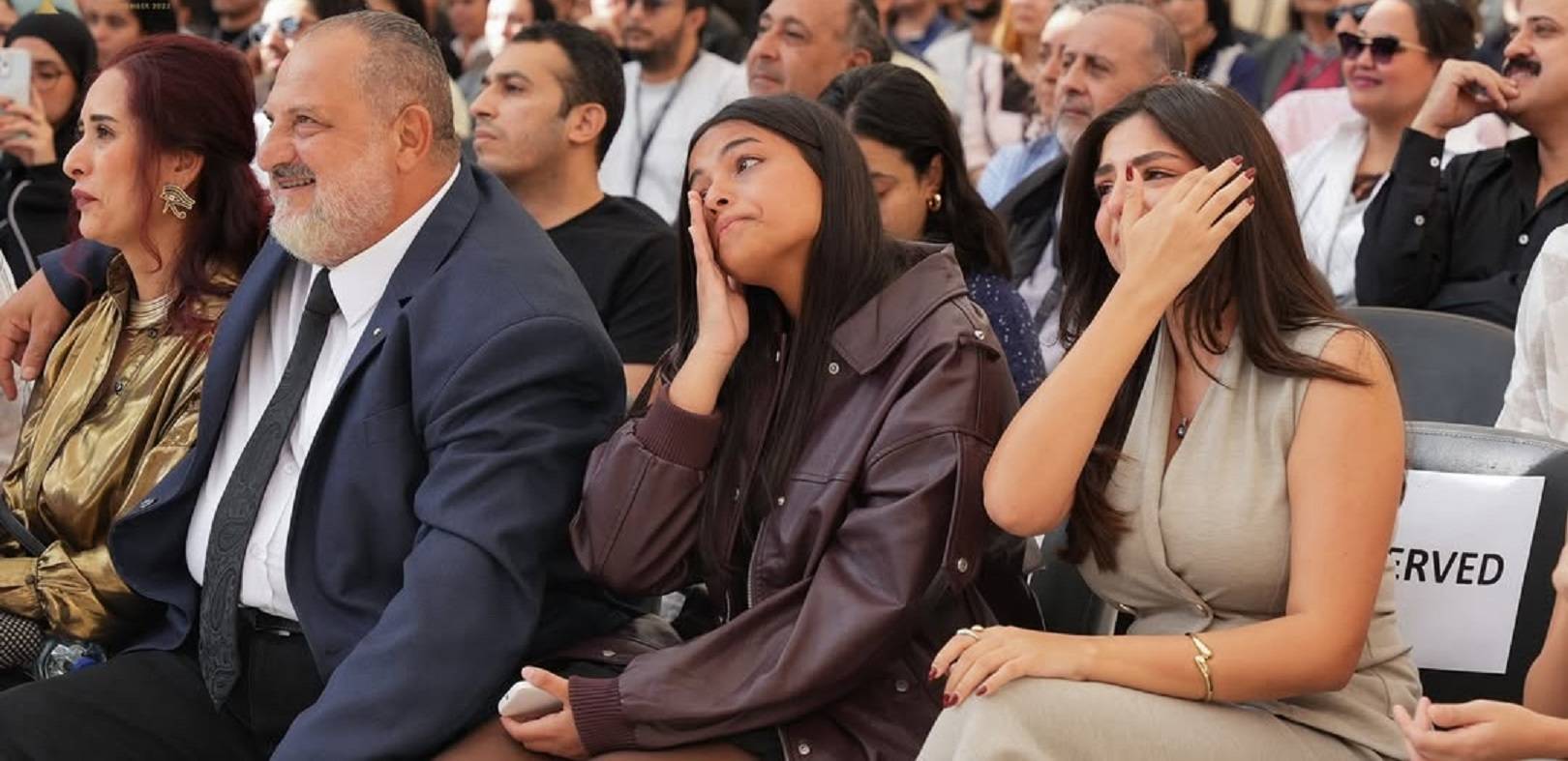 خالد الصاوي وزوجته بجانب ابنة سامح عبدالعزيز