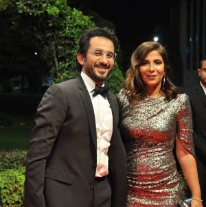 أحمد حلمي يهنّئ منى زكي بيوم ميلادها على أنغام "أنت عمري" (فيديو)