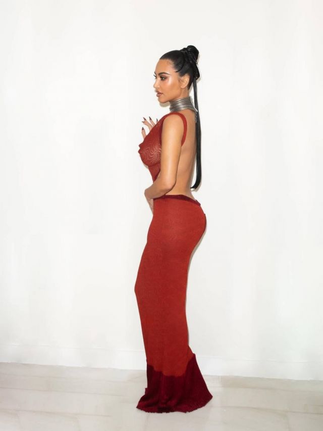 كيم كارداشيان بتصميم جون غاليانو