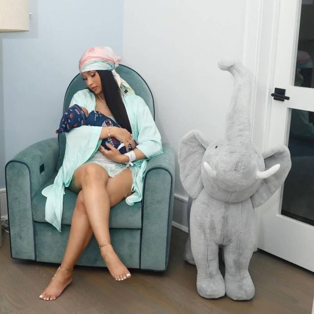 كاردي بي ورضيعها