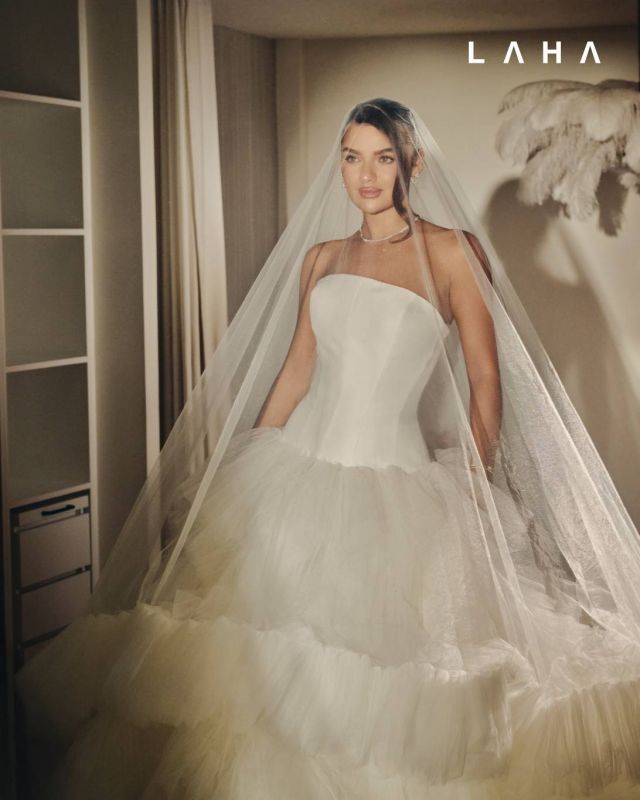 فستان زفاف أبيض من Senstudio حصرياً لدى The Bridal Atelier