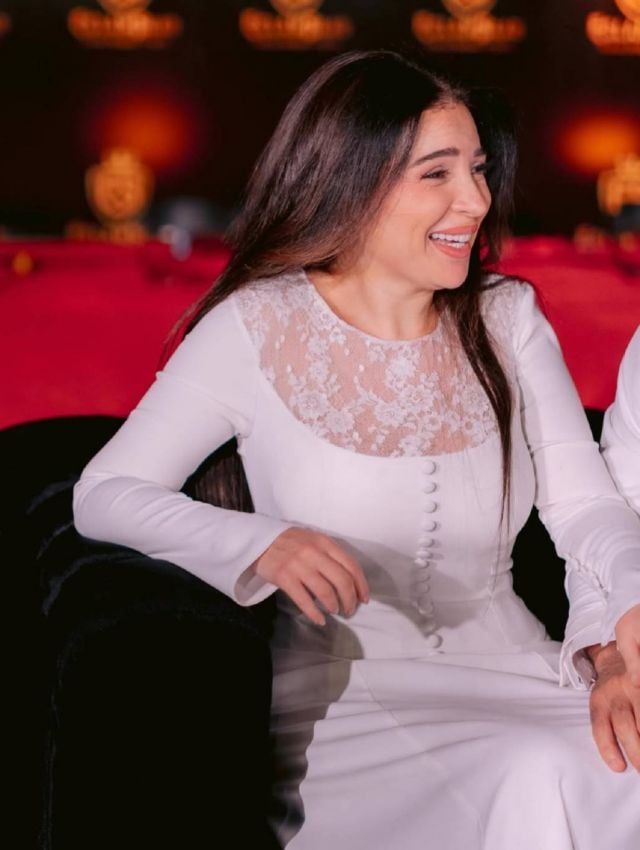 مي عز الدين تشاهد عرض الأزياء