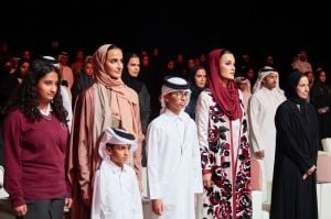 إطلالة الشيخة موزة في Qatar Jannah: عباءة قطرية بالأبيض والبوردو