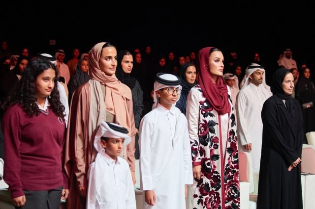 إطلالة الشيخة موزة في Qatar Jannah: عباءة قطرية بالأبيض والبوردو