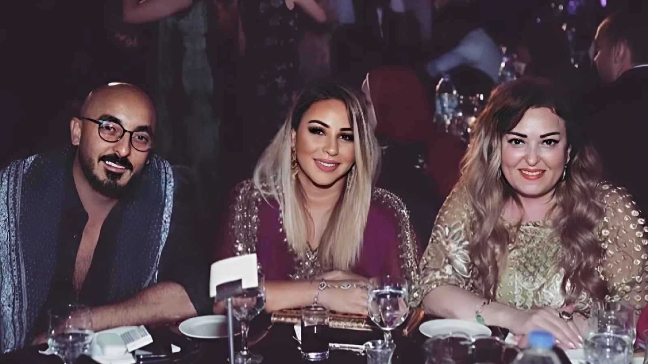 حسام الحسيني مع زوجته ووالدته حسام الحسيني مع زوجته ووالدته