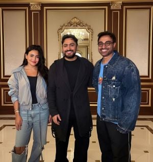 تامر حسني يشعل مواقع التواصل الاجتماعي بأغنية مع أحمد فهمي وأسماء جلال (فيديو)