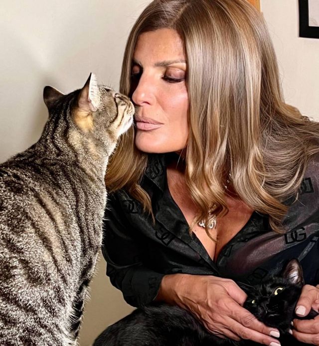 فيدرا مع قططها