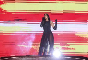 دوا ليبا تتألق بفستان شبكي وشراريب 