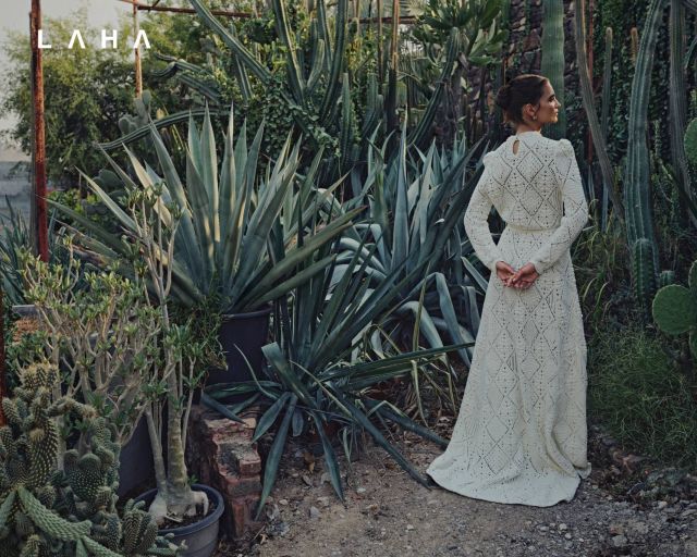 أقراط، خاتم، وفستان أبيض من Dior 