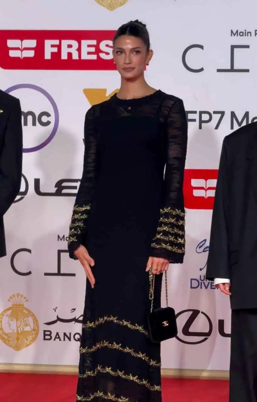 تارا عماد… أسود هادئ يتزيّن بالذهب تارا عماد… أسود هادئ يتزيّن بالذهب