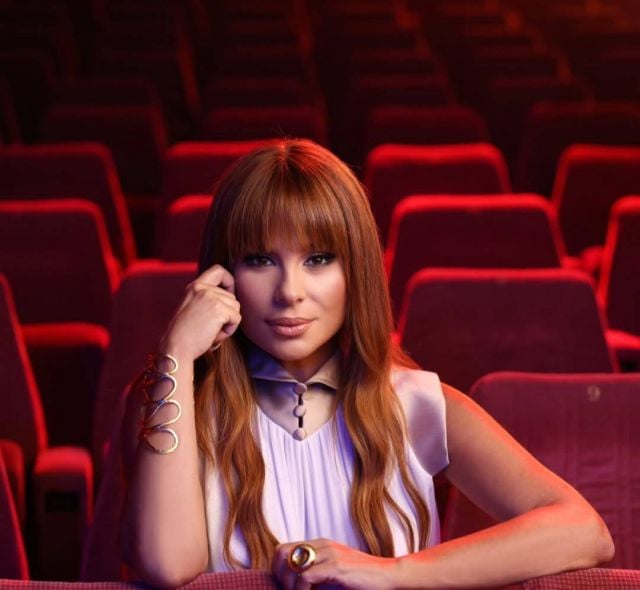 إبنة كارول سماحة تزين شجرة الميلاد بأجواء ممتعة