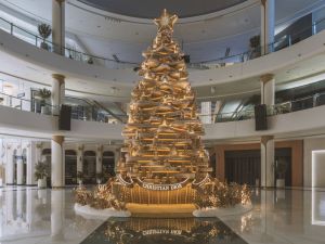 ديكور ساحر لبوتيك "ديور" وشجرة مُبهرة في دبي مول